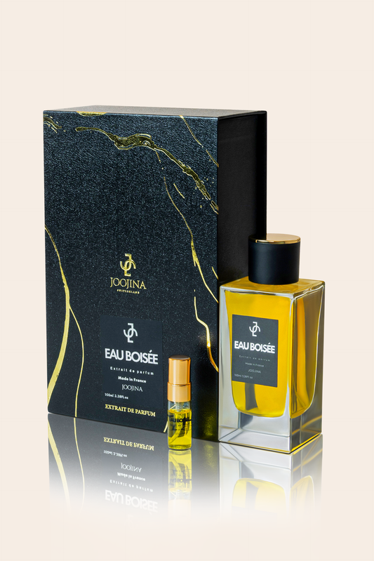 JOOJINA Eau Boisée extrait de parfum beside its black and gold gift box, with the 3 ml trial sample